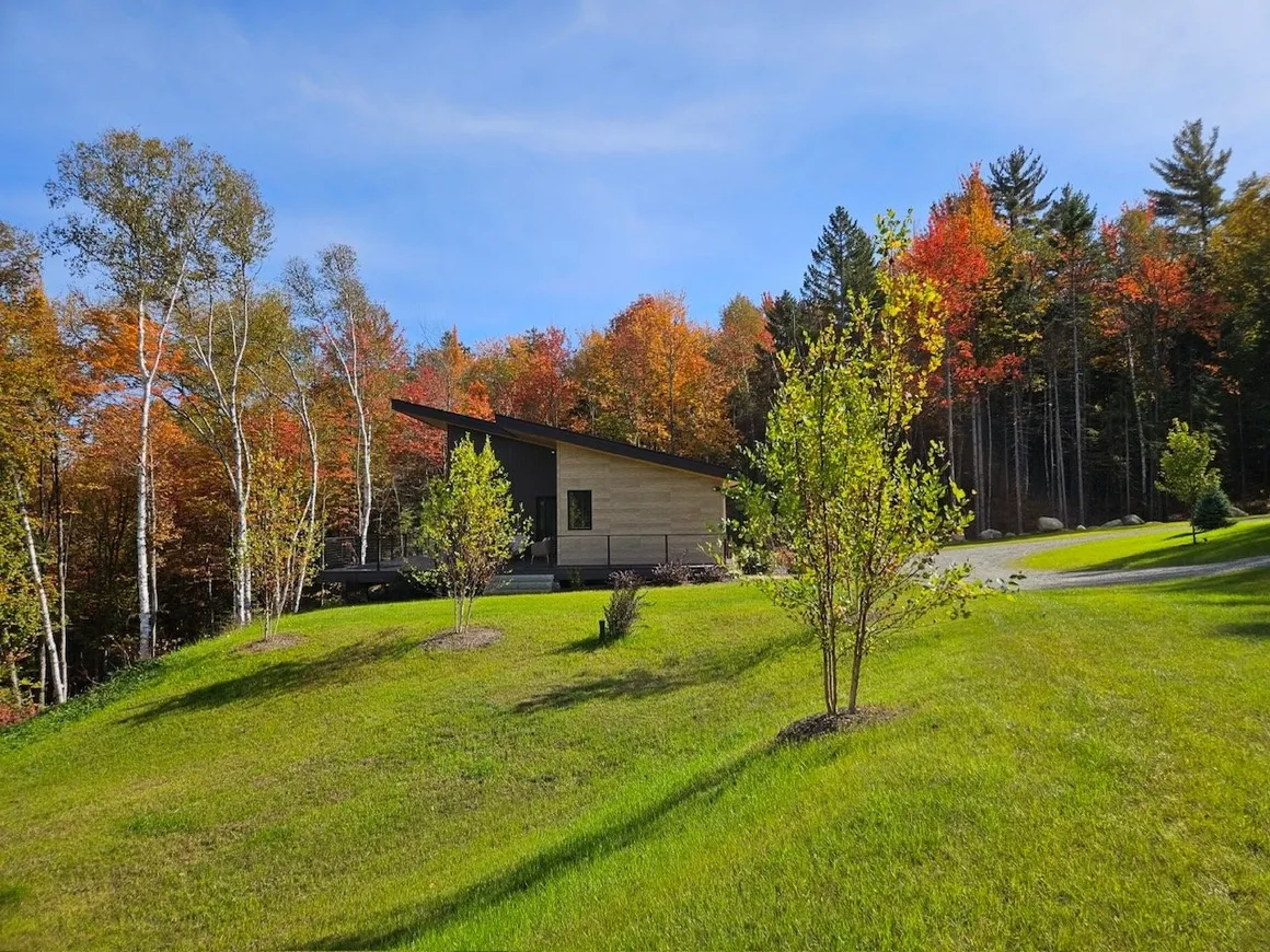 The Retreat at Arrowhead exterior in autumn, White Mountains